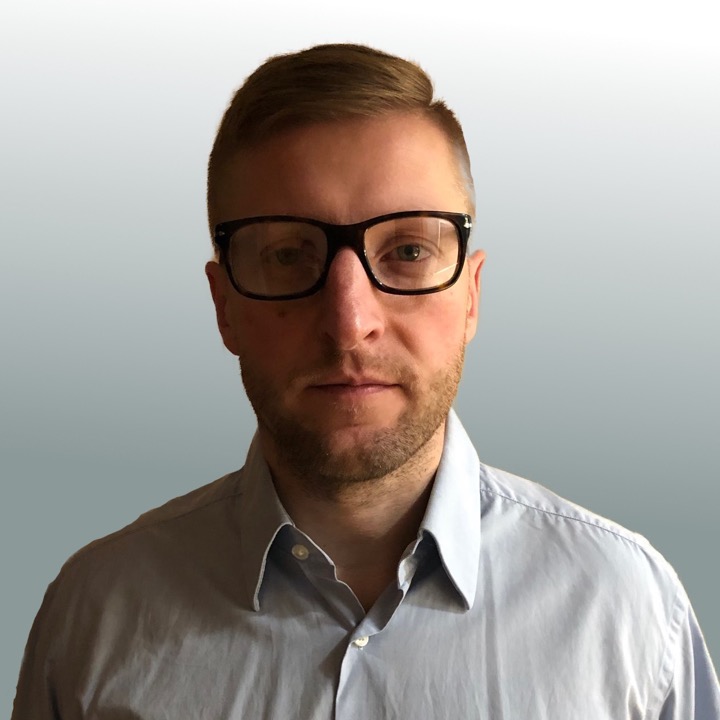 Jakub Kaczmarek, założyciel Kaczmarek Lab, w okularach i jasnoniebieskiej koszuli